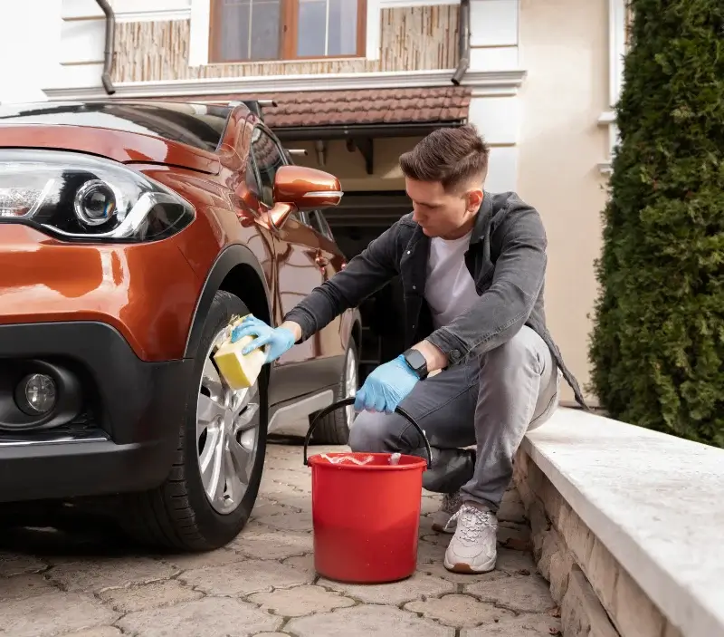 Lavage auto à domicile Moutiers-sur-le-Lay : professionnel intervenant sur un véhicule